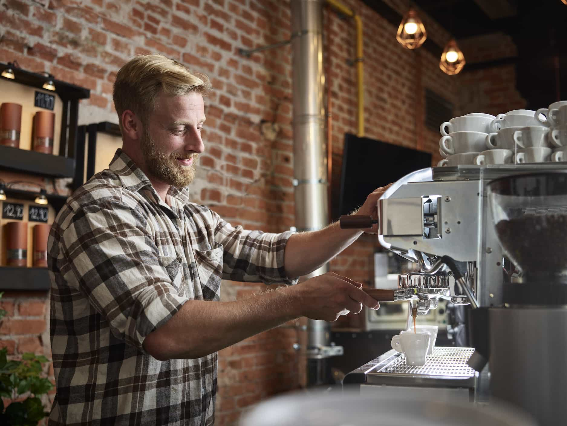 Barista qui prépare un café expresso